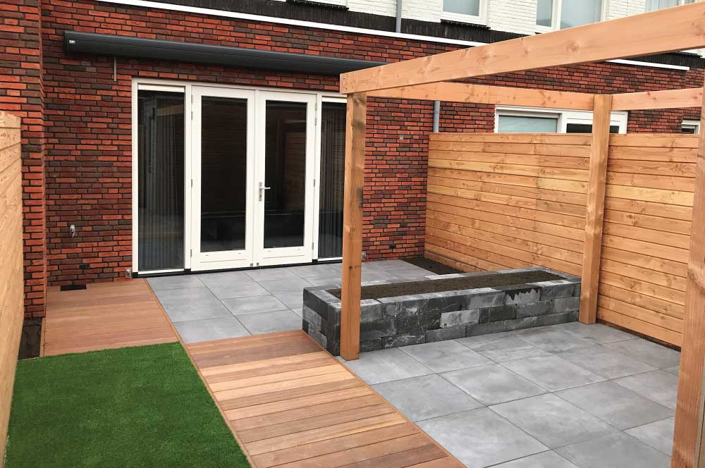 Strakke achtertuin met pergola